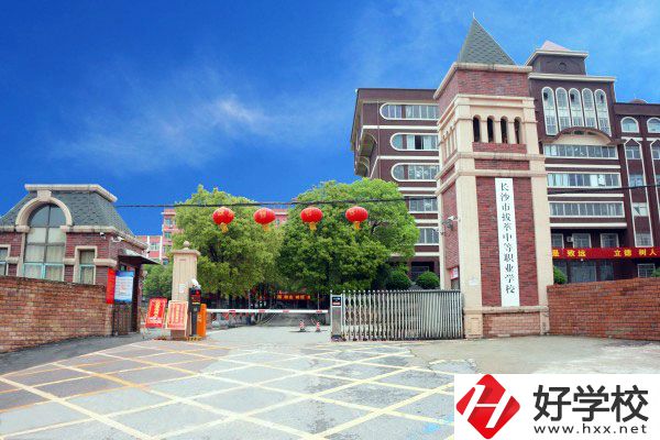 長沙市拔萃中等職業(yè)學校有哪些專業(yè)？學費是多少？